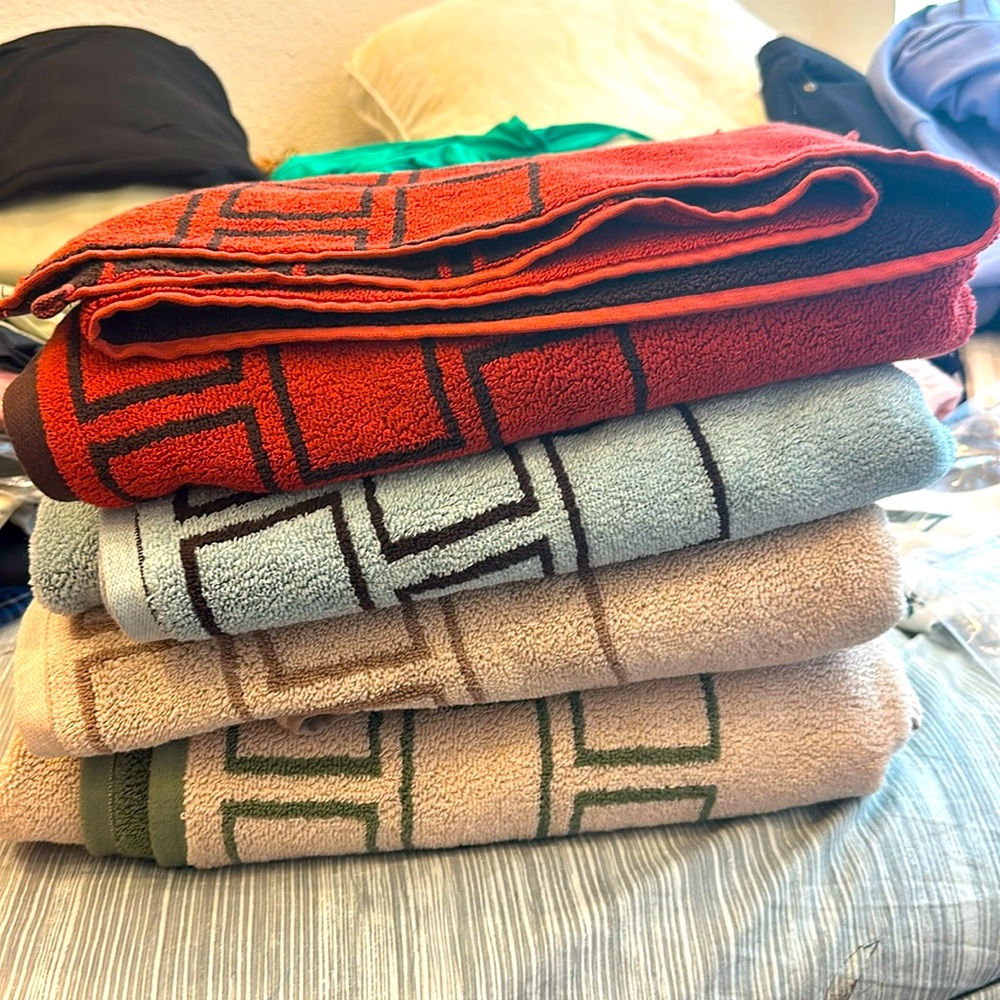 Bath towels
Brand new never used